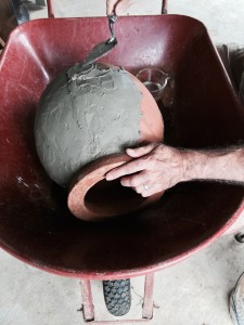Applying a thin layer of mortar to the qvevri